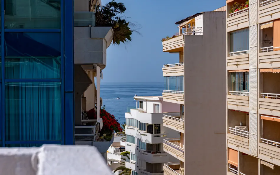 Bright duplex penthouse in Marbella center with garage space included.