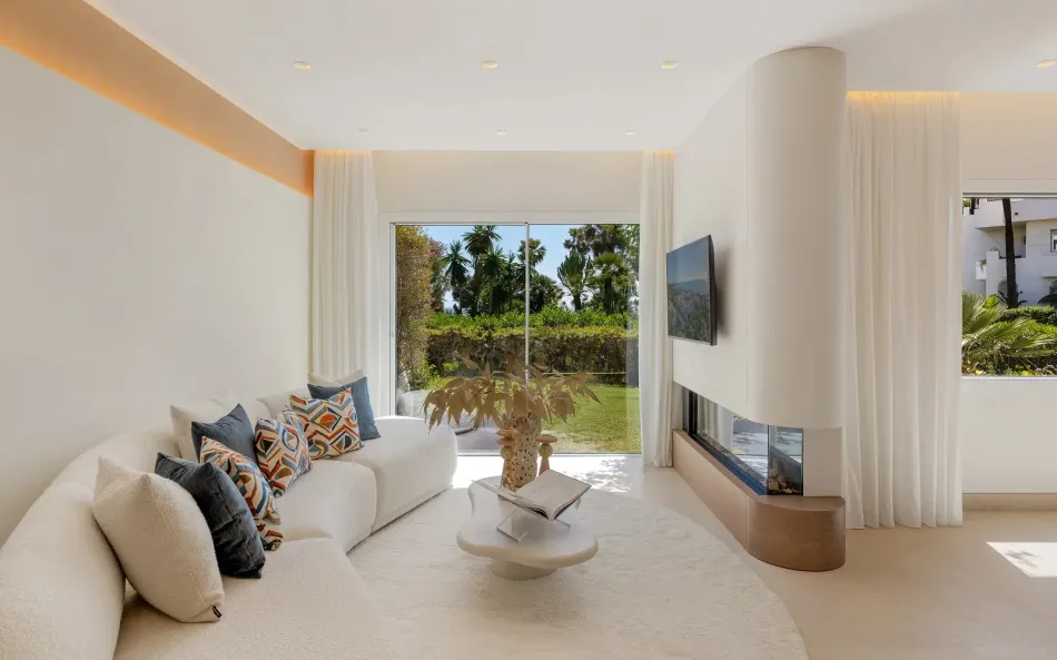Frontline Beach Apartment with Direct Sea Access