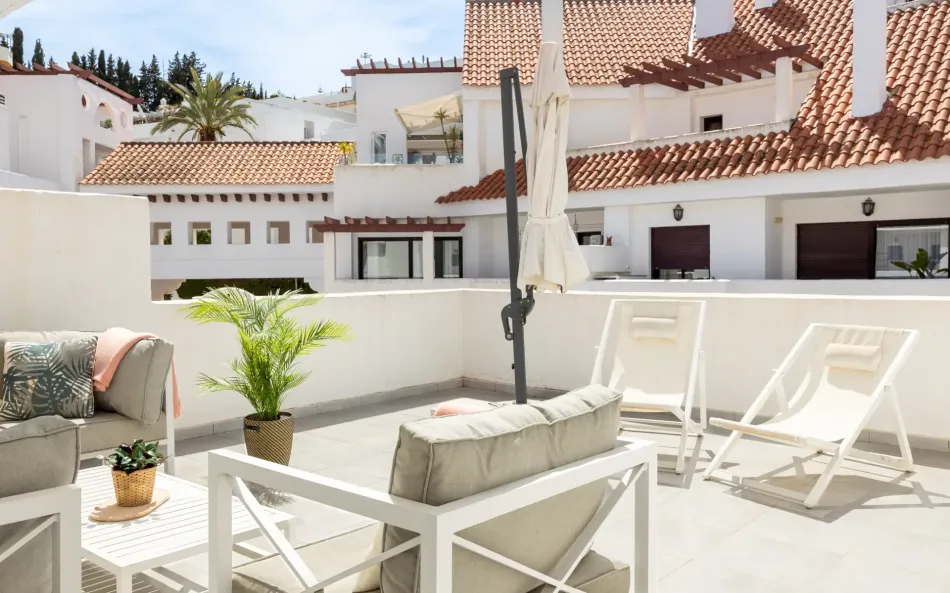 Discover this stunning duplex penthouse in the heart of Nueva Andalucía