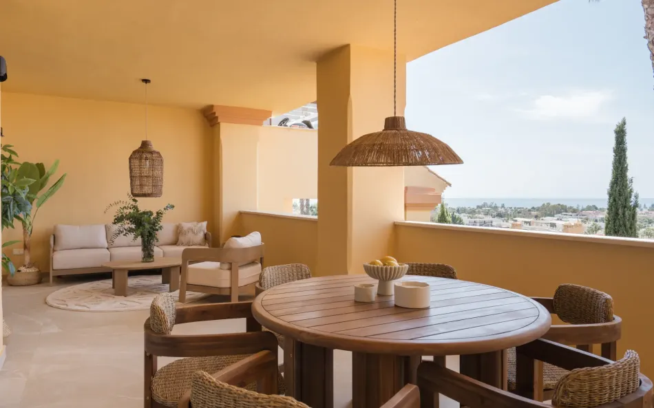 Stunning sea view apartment in Cumbres del Rodeo, Nueva Andalucia.
