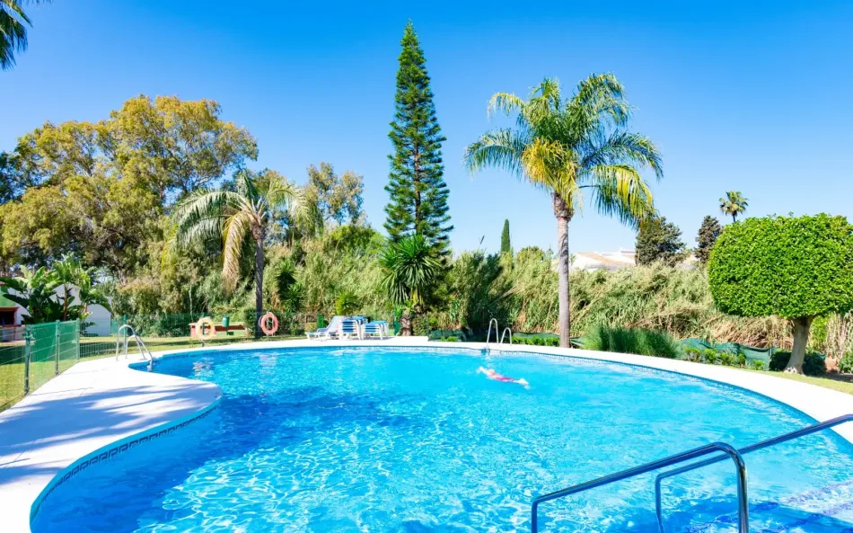 Casa adosada de 3 dormitorios en Nueva Atalaya, Estepona, en urbanización consolidada