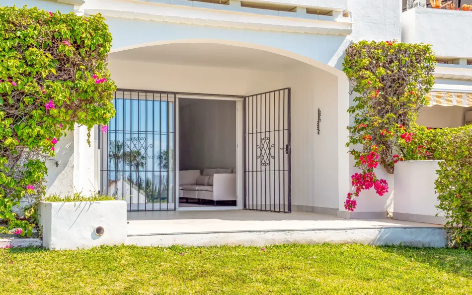 Bright, modern 3-bedroom apartment in the highly sought-after Urb. Malambo, Nueva Andalucía, Marbella, offering stylish living in a prime location close to all amenities and Puerto Banús.