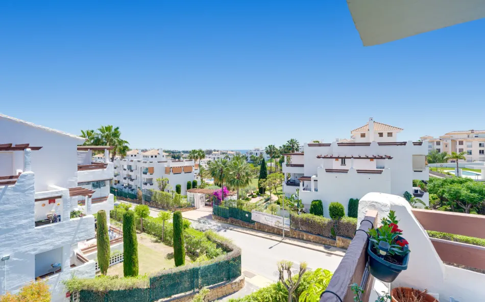 Elegant, three bedroom first floor apartment located in the gated community of Selwo Hills, Estepona