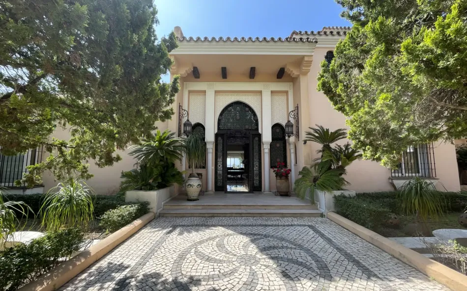 Hus i byn till salu i Estepona Öst