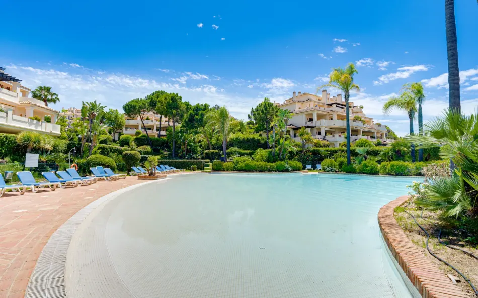 Spektakulär två sovrum, förhöjd markvåning lägenhet i den prestigefyllda gated community av Capanes del Golf, Benahavis