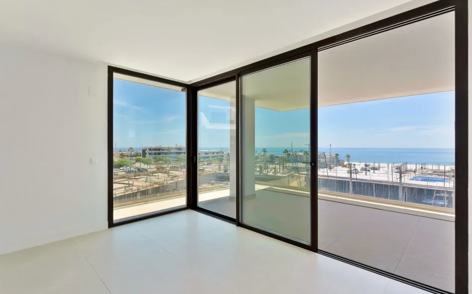 Bright and spacious three bedroom south facing apartment located in the sought-after area of El Higuerón, Fuengirola