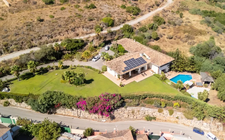 Villa for sale in Puerto del Almendro, Benahavis