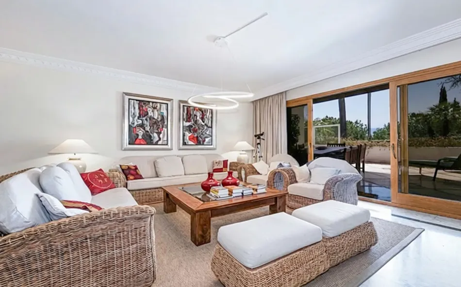 Excellent 3 bedrooms south-facing apartment with partial sea views in the prestigious Monte Paraíso Country Club.