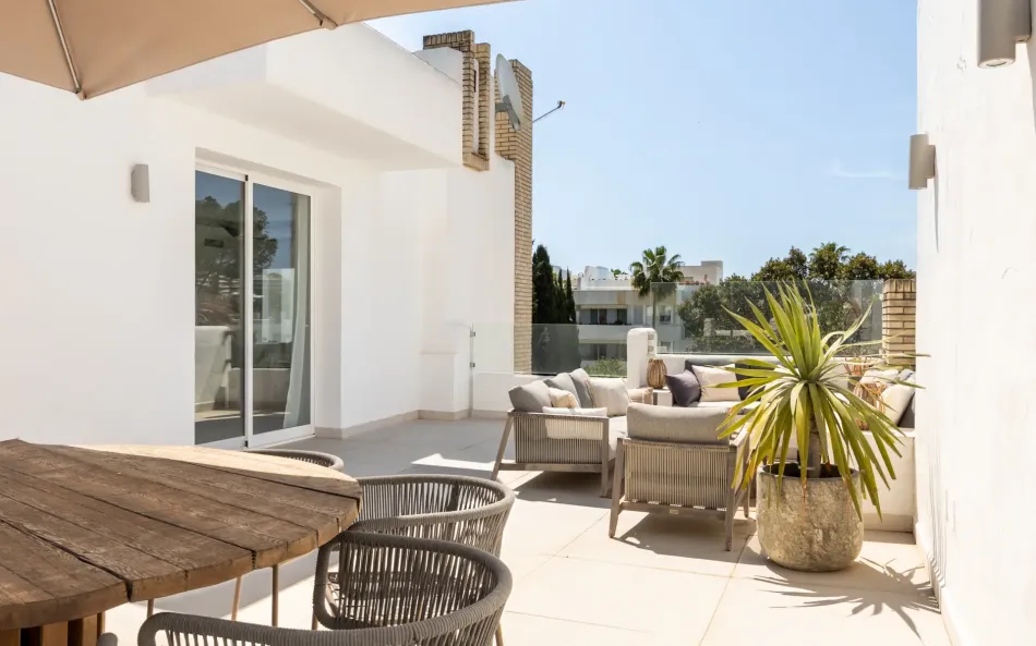 Charming and private duplex apartment located in the heart of Nueva Andalucía’s prestigious Golf Valley