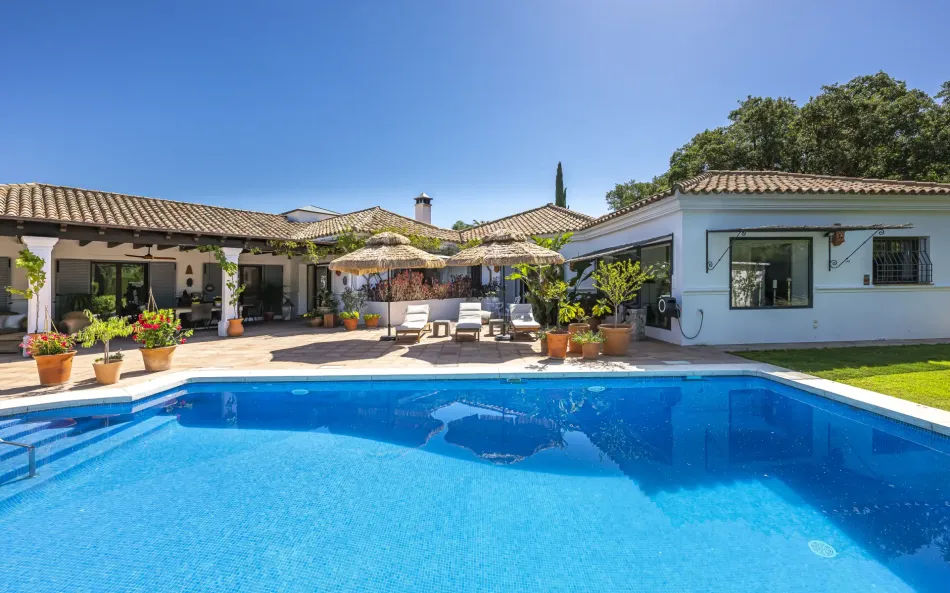 Modern completely renovated villa with 6,5 bedrooms in D-Zone of Sotogrande