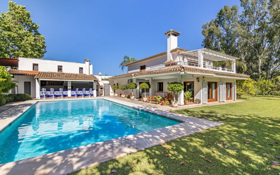 Exclusive Beachside Villa Just 100 Metres from the Sea | 1.983 m² Plot | New Golden Mile, Estepona