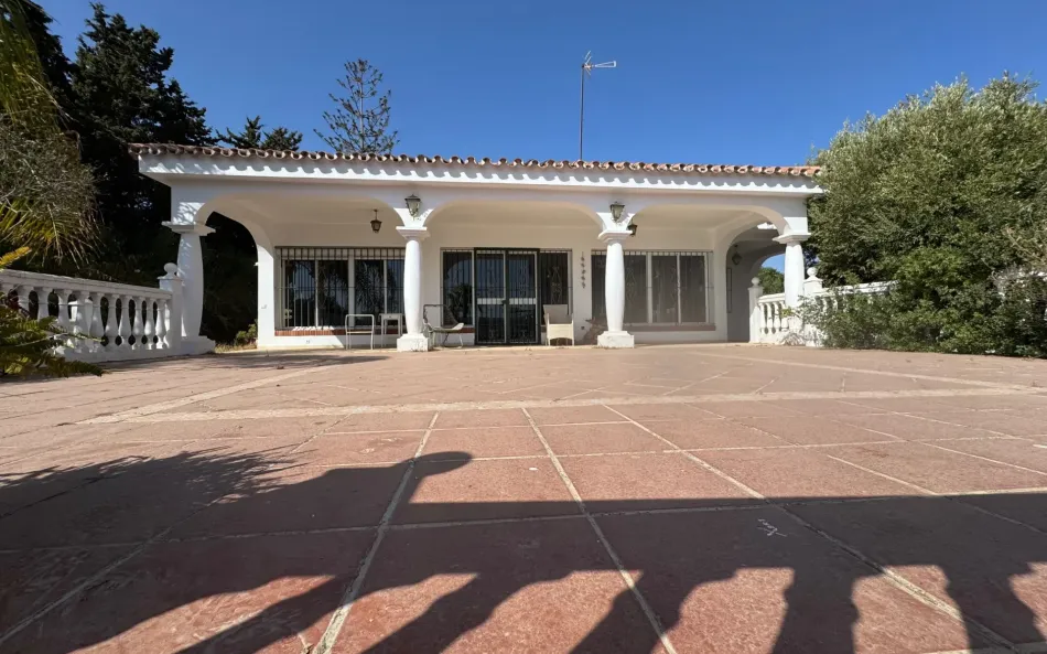 RENOVATION OPPORTUNITY IN EL PARAISO
