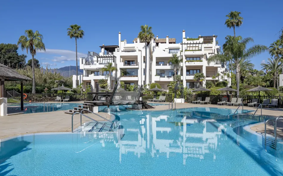 Ground Floor Apartment for sale in Bahía del Velerín, Estepona East