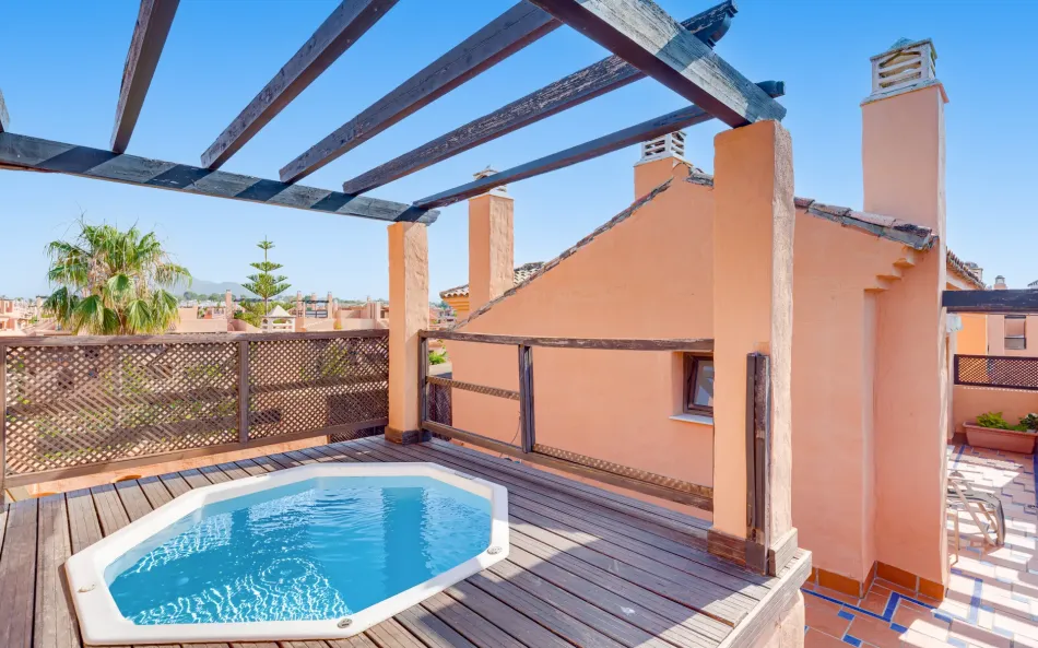 Fantastisk sydvendt , fire soveværelser, duplex penthouse, beliggende i et eftertragtede samfund af Estepona