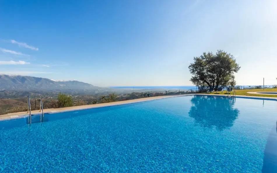 Semi-fritliggende hus til salg i La Mairena, Marbella Este