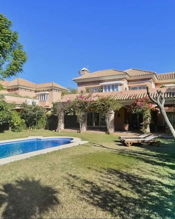 Villa till salu i Las Brisas, Nueva Andalucia