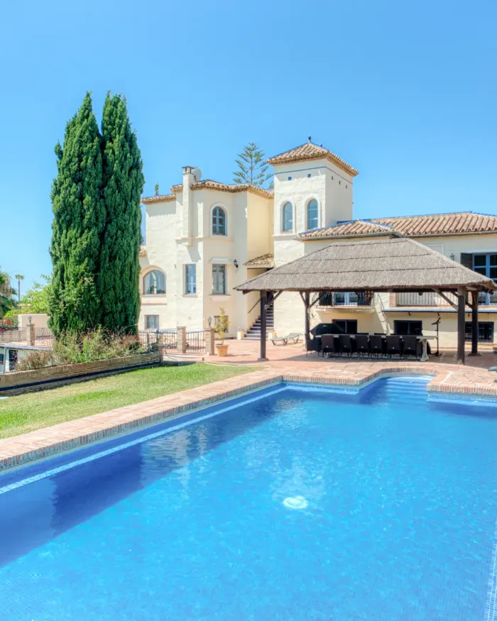 Villa til salgs i Estepona Hills, Altos de Estepona