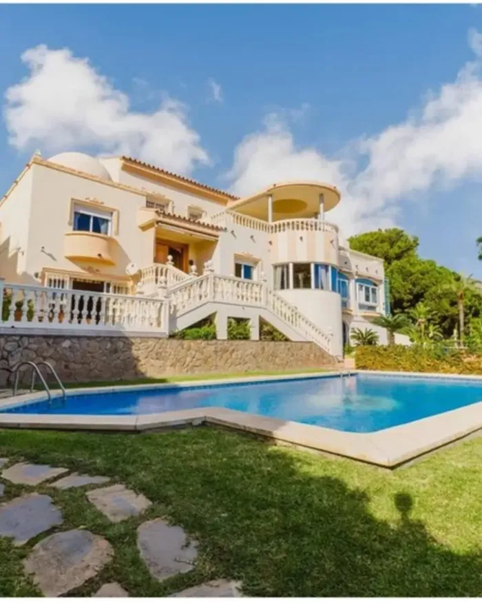 Villa for sale in Benalmadena