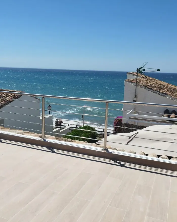Semi-fritliggende hus til salg i Guadalmansa Playa, Estepona East