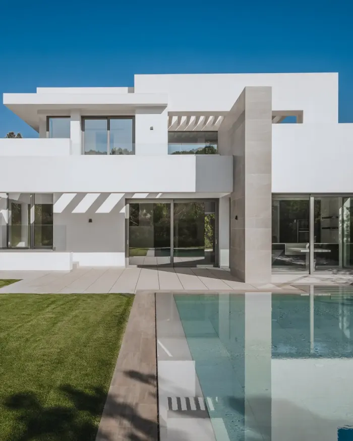 Villa for sale in El Paraiso, Estepona East