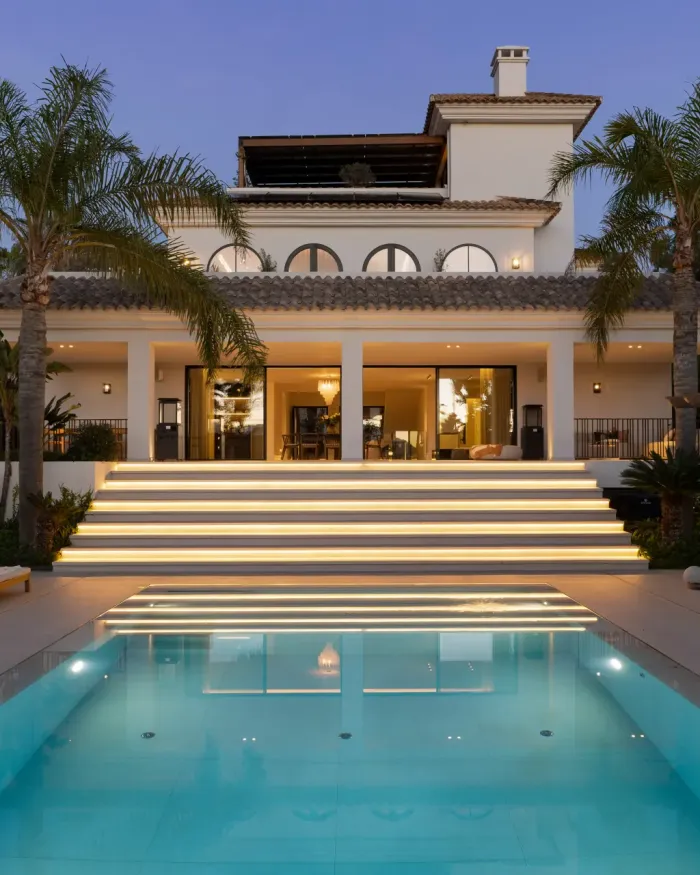 Villa for sale in Los Naranjos, Nueva Andalucia