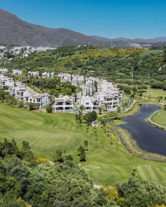 Half Vrijstaande Villa te koop in Azata Golf, Estepona West