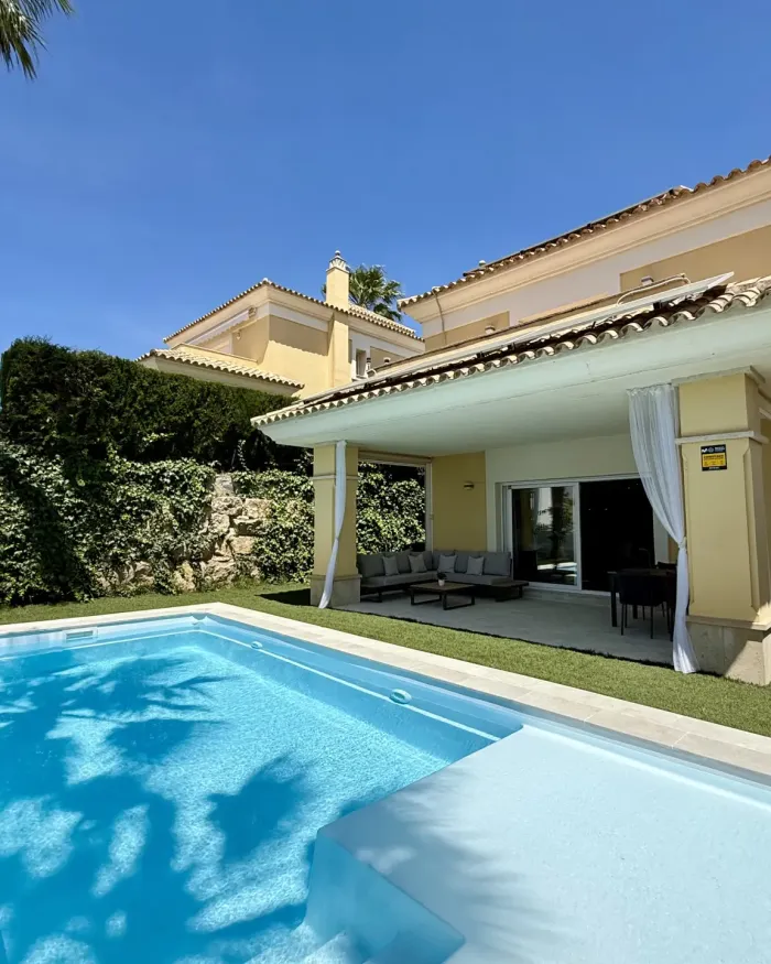 Semi-fritliggende hus til salg i Santa Clara, Marbella Este