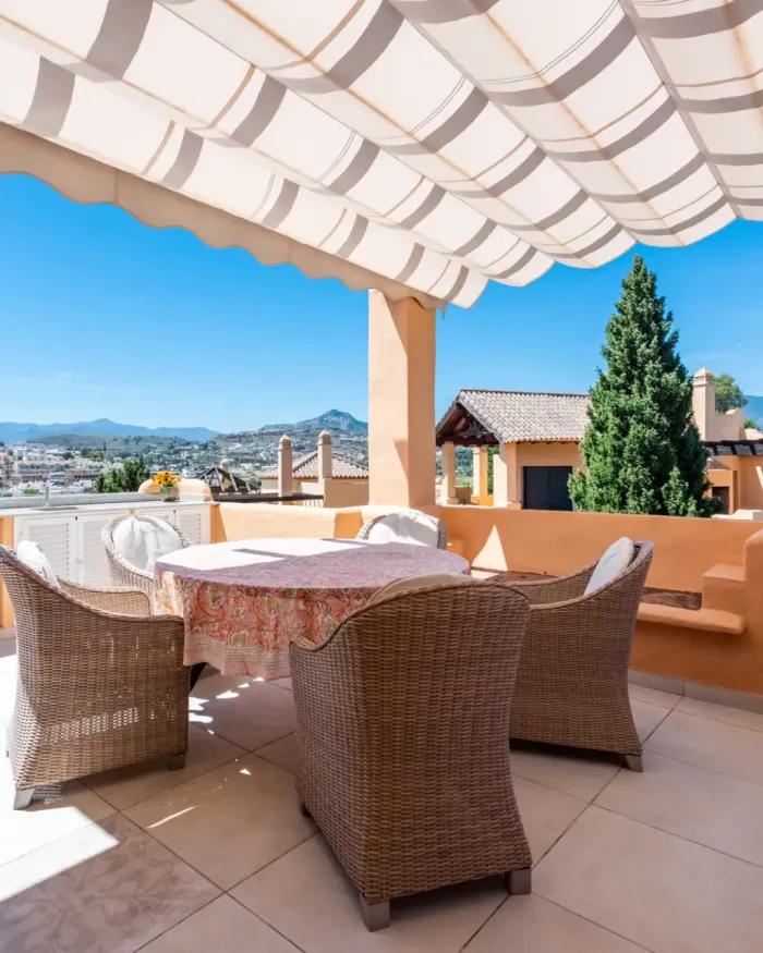 Tvåvånings takvåning till salu i El Campanario, Estepona East